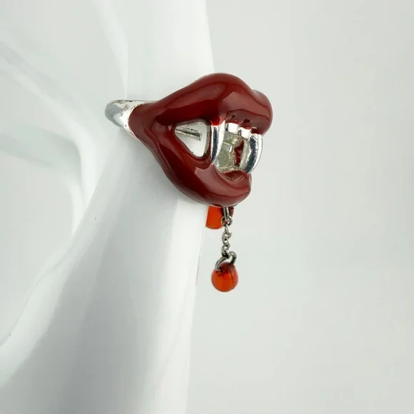 Red Vampire Mouth Lip Fangs Ring with Crystal Dripping Blood Silver Toned Ring - Picture 3 of 8